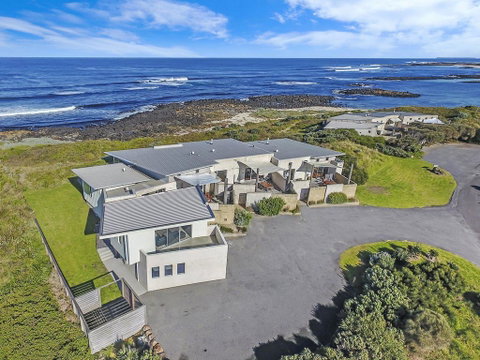 HEARN'S BEACHSIDE VILLA 9 - Your Accommodation 0