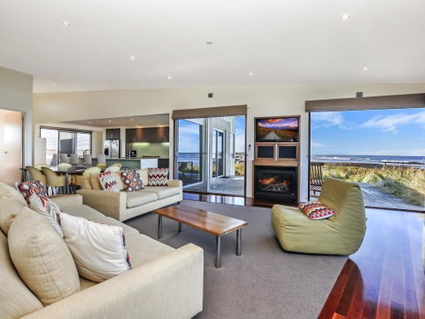 HEARN'S BEACHSIDE VILLA 9 - Your Accommodation 2