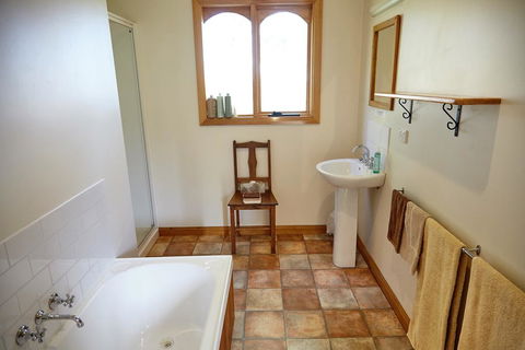 Herons Rise Vineyard Accommodation - Your Accommodation 1