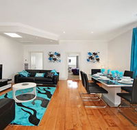 Hidden Gem in Cafe Strip Chadstone  King Bed - Your Accommodation