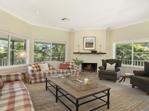 Hillview Cottage - Classic Country Comfort And Charm - Your Accommodation 1