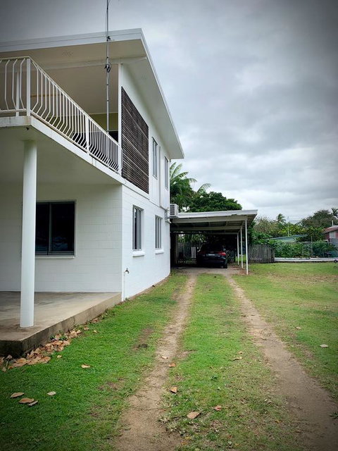 Holiday Rental - Huge House With Beach Views - Your Accommodation 3