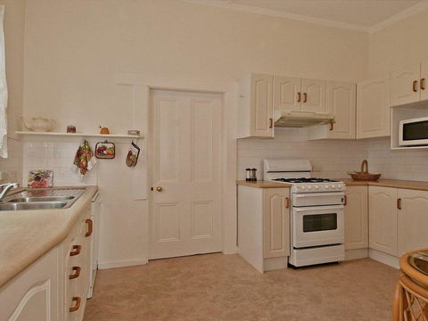 Hollyoak Cottage - Delightful, Ducks And Doileys! - Your Accommodation 1