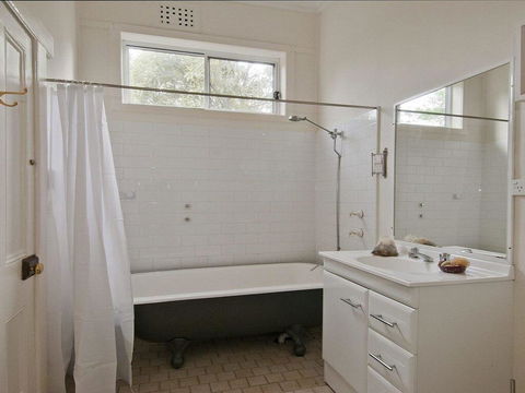 Hollyoak Cottage - Delightful, Ducks And Doileys! - Your Accommodation 2