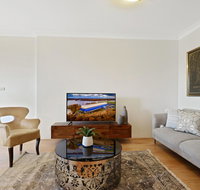 HomeHotel-Ultra Convenient Luxury Apartment close to Train Shops CBD - Your Accommodation