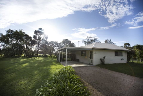 Karinya Cottage - Pet Friendly Country Retreat - Your Accommodation 1