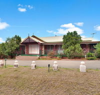 King Retreat Estate - you can honestly walk to Bimbadgen and Hope Estate concerts