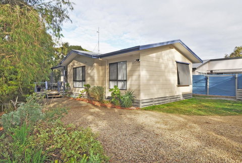 KYEEMA - FREE WIFI & NETFLIX - PET FRIENDLY (OUTSIDE ONLY) - Your Accommodation 0