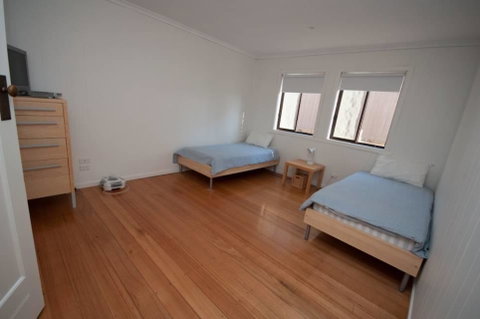 Lake Tyres Beach House - Your Accommodation 2