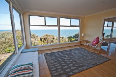 Lake Tyres Beach House - Your Accommodation 0