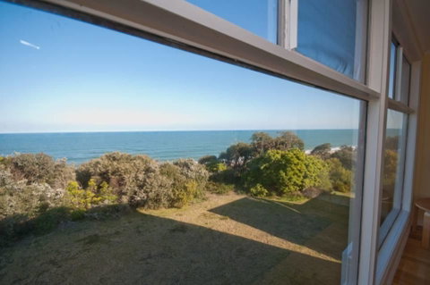 Lake Tyres Beach House - Your Accommodation 1