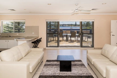 Lakeshore Apartments - Unit 5 - Your Accommodation 2