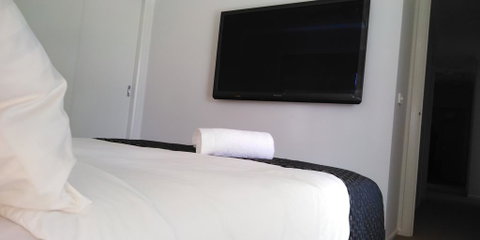 Lakeside Retreat & Business - Your Accommodation 1