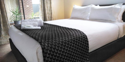 Lakeside Retreat & Business - Your Accommodation 3