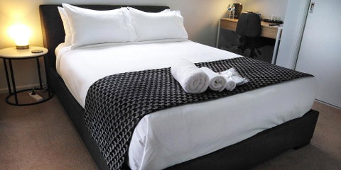 Lakeside Retreat & Business - Your Accommodation 0