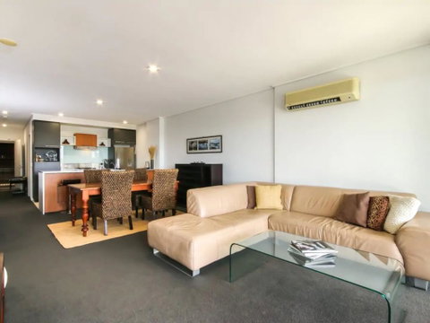 Large 3 Bedroom Apartment With River Views Near The Stadium - Your Accommodation 0