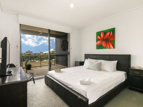 Large 3 Bedroom Apartment With River Views Near The Stadium - Your Accommodation 2