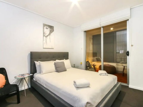 Large 3 Bedroom Apartment With River Views Near The Stadium - Your Accommodation 3