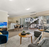 Large and Airy Unit in Quiet Riverside Suburb - Your Accommodation