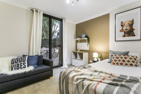 Large Unit Amid Inner-city Greenery Close To CBD - Your Accommodation 3