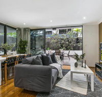 Large unit amid inner-city greenery close to CBD - Your Accommodation