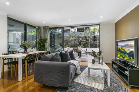 Large Unit Amid Inner-city Greenery Close To CBD - Your Accommodation 0