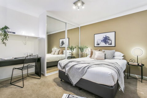 Large Unit Amid Inner-city Greenery Close To CBD - Your Accommodation 2