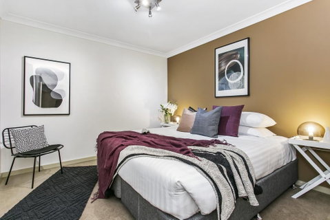Large Unit Amid Inner-city Greenery Close To CBD - Your Accommodation 1