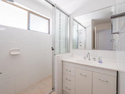 Levuka Unit 12, 14 Moreton Pde - Your Accommodation 2