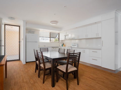 Levuka Unit 12, 14 Moreton Pde - Your Accommodation 1
