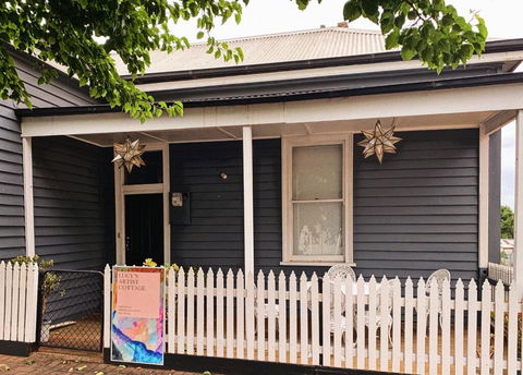 Lucys Artist Cottage - Your Accommodation 0