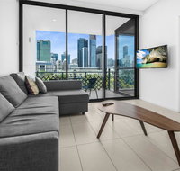 Luxe Apartment with Balcony and Pool Near Galleries - Your Accommodation