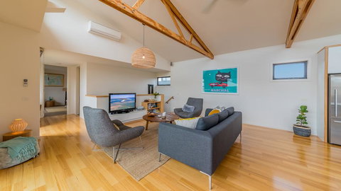 Luxe Townhouse - Linen/WiFi Included - Your Accommodation 3