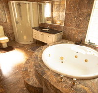 Luxuary self-contained living with Spa. - Your Accommodation
