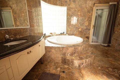 Luxuary Self-contained Living With Spa. - Your Accommodation 3