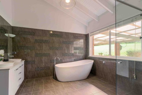 Luxurious Home On 5 Acres, Close To CBD - Sleeps 18 - Your Accommodation 3