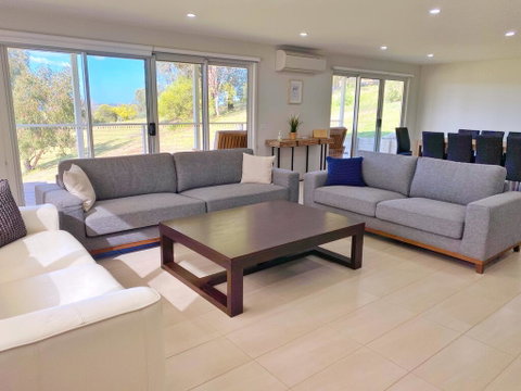 Luxury 3BR Home With KING Bed Metung - Your Accommodation 0