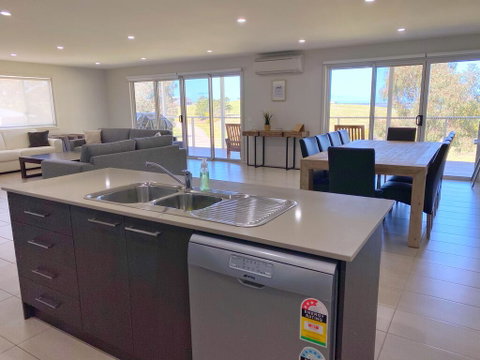 Luxury 3BR Home With KING Bed Metung - Your Accommodation 2