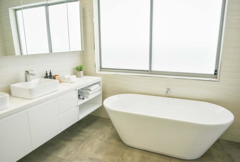 Luxury Kings Beach PenthouseLarge Outdoor Balcony, Ocean Views, 2 Mins To Beach - Your Accommodation 1