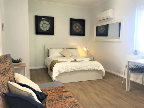 M207 Within The Free Transit Zone. Central Studio - Your Accommodation 1