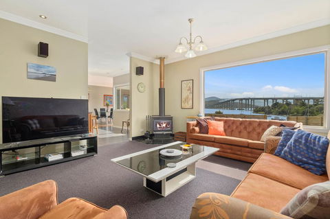 Manfield City Waterfront View Cottage - Your Accommodation 0