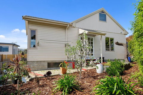 Manfield City Waterfront View Cottage - Your Accommodation 2