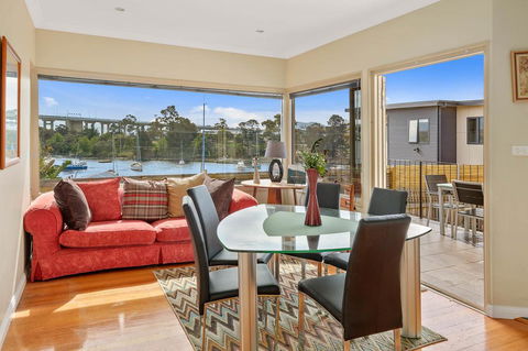 Manfield City Waterfront View Cottage - Your Accommodation 3