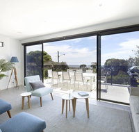 Mills Beach Retreat Luxury Family Retreat with hydrotherapy spa opposite beach walk to village - Your Accommodation