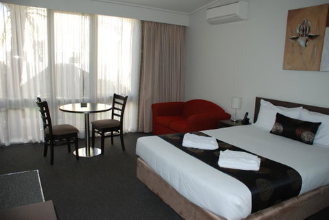 Mitchell On Main - Your Accommodation 1