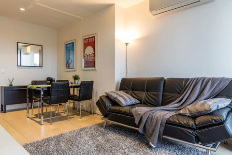 Modern 1 Bedroom Apartment In Tranquil Parklands - Your Accommodation 1