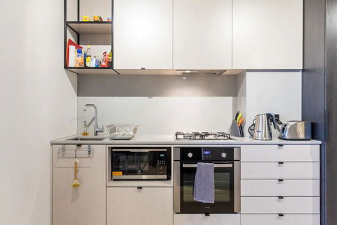 Modern 1 Bedroom Apartment In Tranquil Parklands - Your Accommodation 2