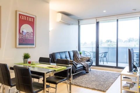Modern 1 Bedroom Apartment In Tranquil Parklands - Your Accommodation 0