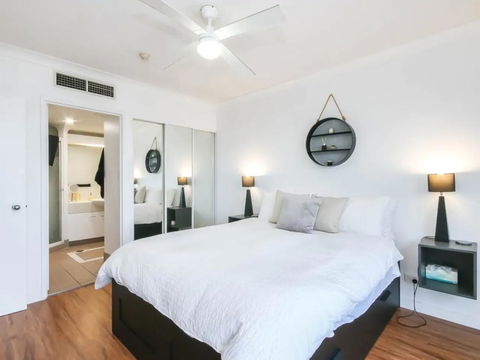 Modern 2 Bedroom River View Apartment In Docklands - Your Accommodation 2