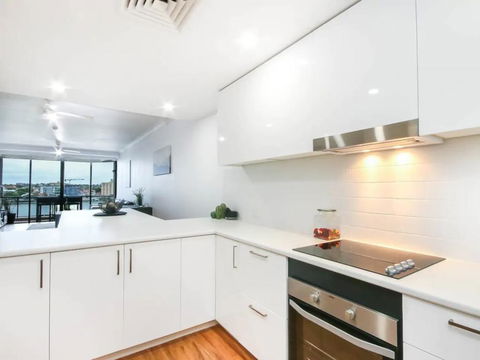 Modern 2 Bedroom River View Apartment In Docklands - Your Accommodation 1